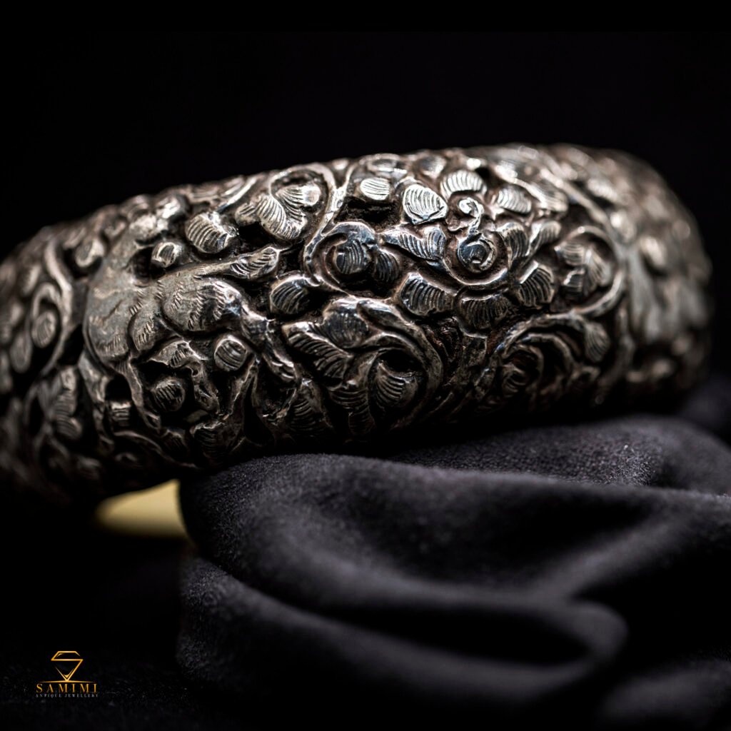 Armreif nepalesischer Tibetischer Repousse – Antikschmuck Frankfurt
