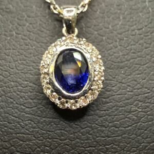 Luxus Kette & Anhänger aus 750er Weißgold – Natürlicher Blauer Saphir umrahmt von 18 Diamanten (0,090 ct)