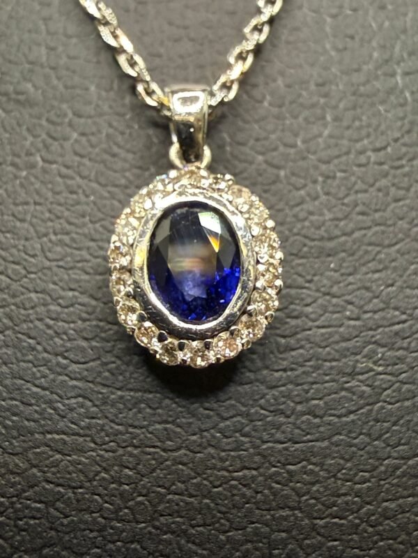 Luxus Kette & Anhänger aus 750er Weißgold – Natürlicher Blauer Saphir umrahmt von 18 Diamanten (0,090 ct) Luxus Kette & Anhänger aus 750er Weißgold – Natürlicher Blauer Saphir umrahmt von 18 Diamanten (0,090 ct)