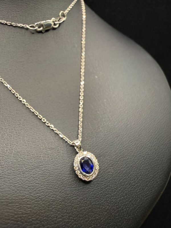 Luxus Kette & Anhänger aus 750er Weißgold – Natürlicher Blauer Saphir umrahmt von 18 Diamanten (0,090 ct) Luxus Kette & Anhänger aus 750er Weißgold – Natürlicher Blauer Saphir umrahmt von 18 Diamanten (0,090 ct)