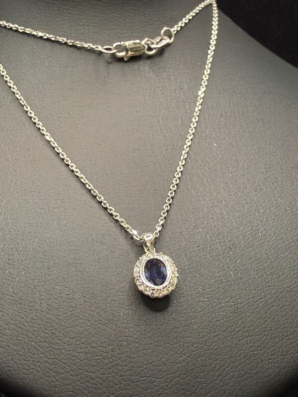 Luxus Kette & Anhänger aus 750er Weißgold – Natürlicher Blauer Saphir umrahmt von 18 Diamanten (0,090 ct) Luxus Kette & Anhänger aus 750er Weißgold – Natürlicher Blauer Saphir umrahmt von 18 Diamanten (0,090 ct)