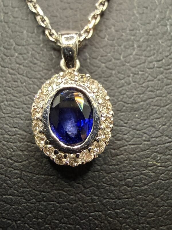 Luxus Kette & Anhänger aus 750er Weißgold – Natürlicher Blauer Saphir umrahmt von 18 Diamanten (0,090 ct) Luxus Kette & Anhänger aus 750er Weißgold – Natürlicher Blauer Saphir umrahmt von 18 Diamanten (0,090 ct)