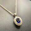 Luxus Kette & Anhänger aus 750er Weißgold – Natürlicher Blauer Saphir umrahmt von 18 Diamanten (0,090 ct) Luxus Kette & Anhänger aus 750er Weißgold – Natürlicher Blauer Saphir umrahmt von 18 Diamanten (0,090 ct)