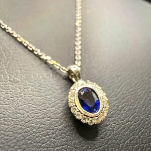 Luxus Kette & Anhänger aus 750er Weißgold – Natürlicher Blauer Saphir umrahmt von 18 Diamanten (0,090 ct)