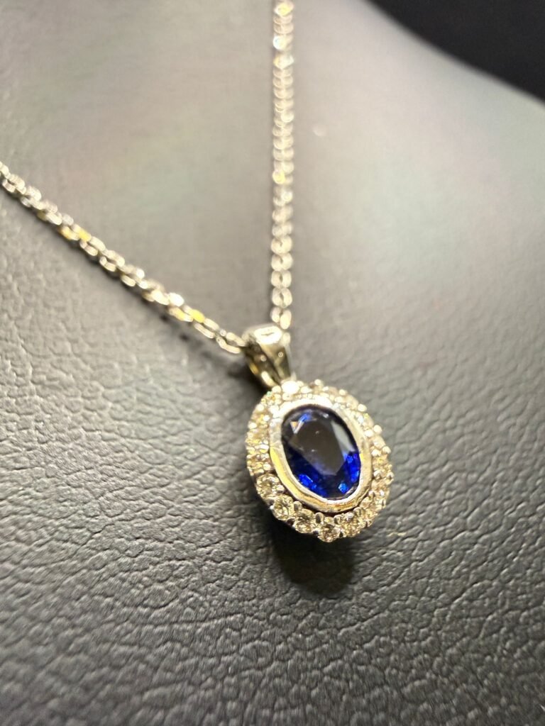 Luxus Kette & Anhänger aus 750er Weißgold – Natürlicher Blauer Saphir mit 18 Diamanten (0,090 ct) – Antikschmuck Frankfurt