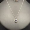 Luxus Kette & Anhänger aus 750er Weißgold – Natürlicher Blauer Saphir umrahmt von 18 Diamanten (0,090 ct) Luxus Kette & Anhänger aus 750er Weißgold – Natürlicher Blauer Saphir umrahmt von 18 Diamanten (0,090 ct)