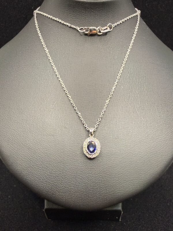 Luxus Kette & Anhänger aus 750er Weißgold – Natürlicher Blauer Saphir umrahmt von 18 Diamanten (0,090 ct) Luxus Kette & Anhänger aus 750er Weißgold – Natürlicher Blauer Saphir umrahmt von 18 Diamanten (0,090 ct)