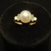 Ring aus 585er Gelbgold mit 9 mm großen Naturperlen und Diamanten