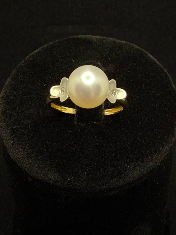 Ring aus 585er Gelbgold mit 9 mm großen Naturperlen und Diamanten