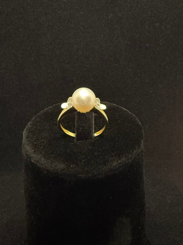 Ring aus 585er Gelbgold mit 9 mm großen Naturperlen und Diamanten