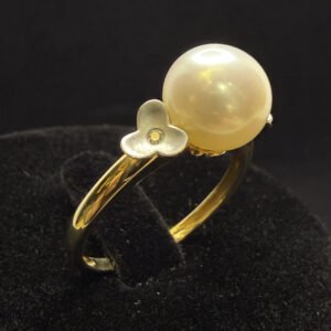 Ring aus 585er Gelbgold mit 9 mm großen Naturperlen und Diamanten