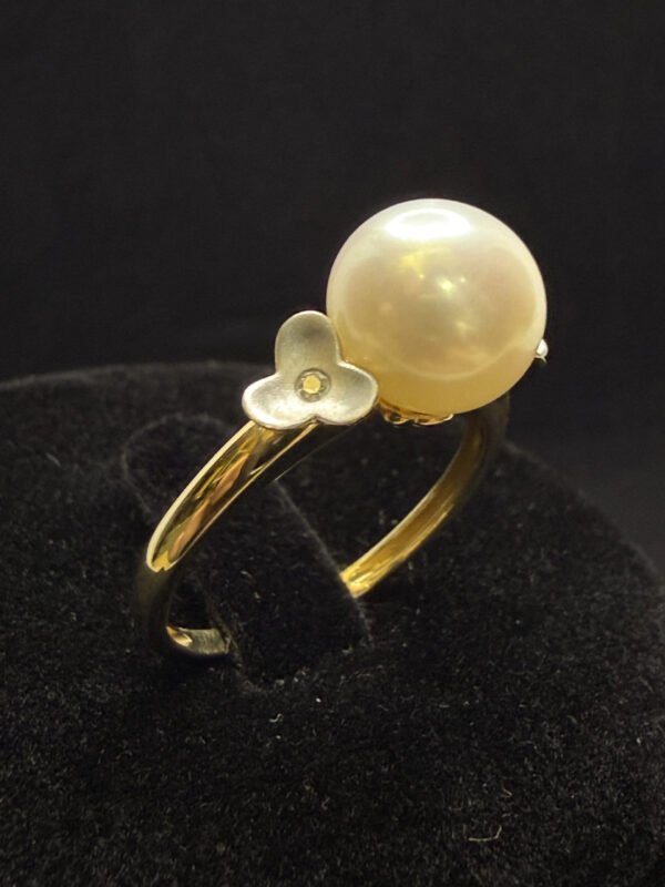 Ring aus 585er Gelbgold mit 9 mm großen Naturperlen und Diamanten