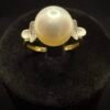Ring aus 585er Gelbgold mit 9 mm großen Naturperlen und Diamanten