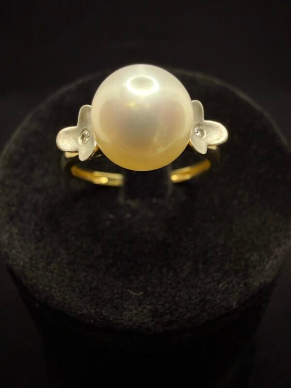 Ring aus 585er Gelbgold mit 9 mm großen Naturperlen und Diamanten