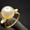 Ring aus 585er Gelbgold mit 9 mm großen Naturperlen und Diamanten
