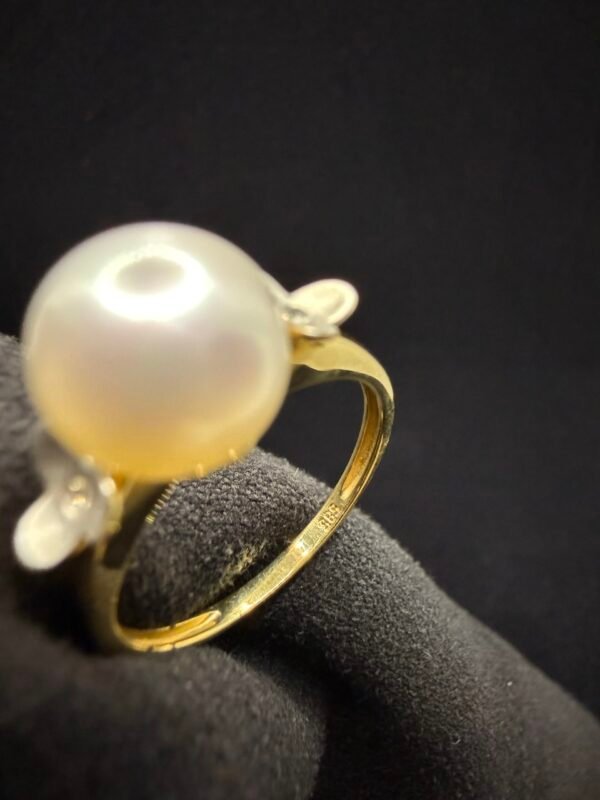 Ring aus 585er Gelbgold mit 9 mm großen Naturperlen und Diamanten