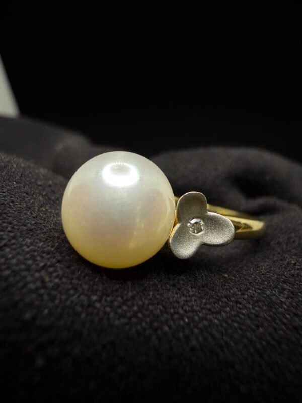 Ring aus 585er Gelbgold mit 9 mm großen Naturperlen und Diamanten