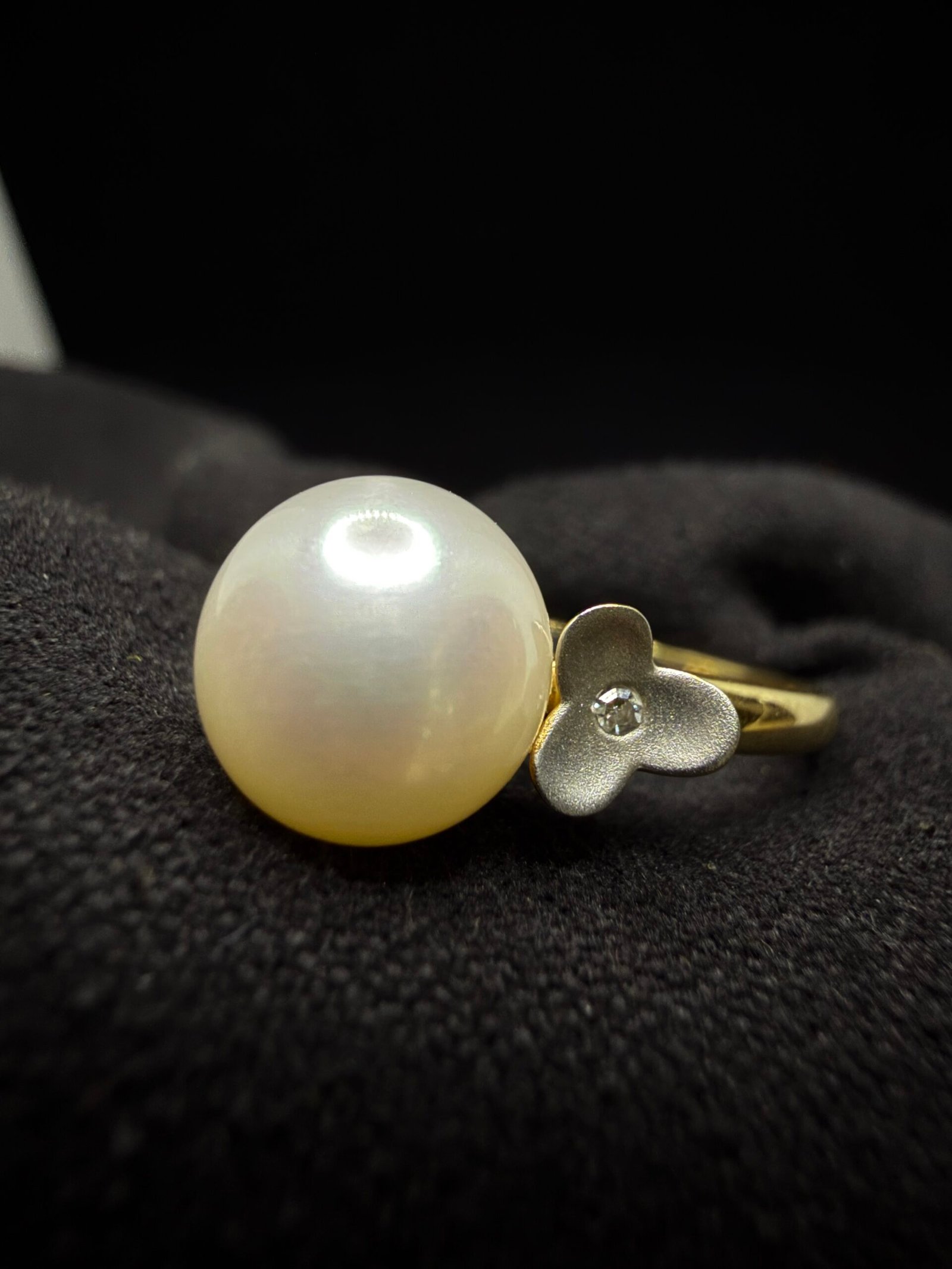 Exklusiver Ring aus 750er Weißgold (18 Karat) mit 8mm Naturperle & 3 Diamanten (TW VS2)