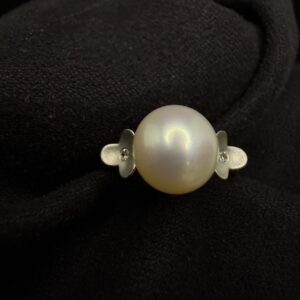 Ring aus 585er Gelbgold mit 9 mm großen Naturperlen und Diamanten