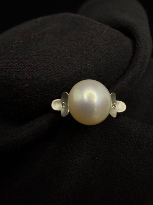 Ring aus 585er Gelbgold mit 9 mm großen Naturperlen und Diamanten