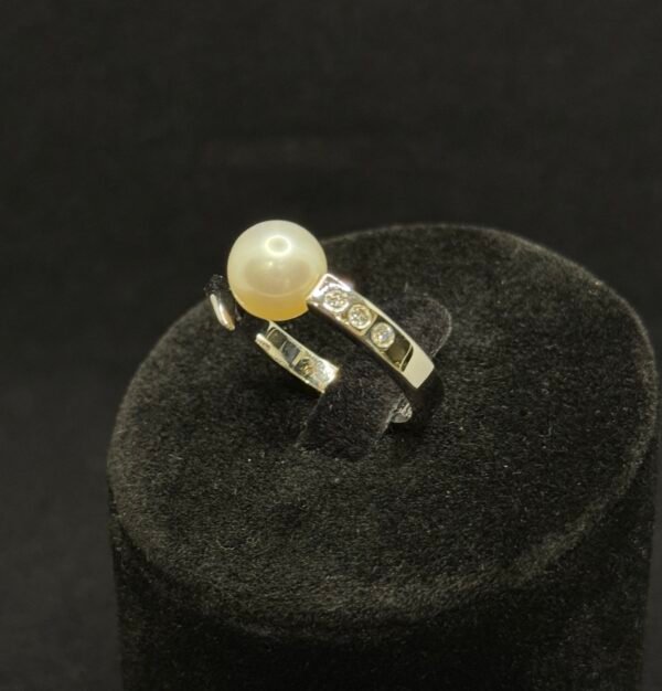 Exklusiver Ring aus 750er Weißgold (18 Karat) mit 8mm Naturperle & 3 Diamanten (TW VS2) Exklusiver Ring aus 750er Weißgold (18 Karat) mit 8mm Naturperle & 3 Diamanten (TW VS2)