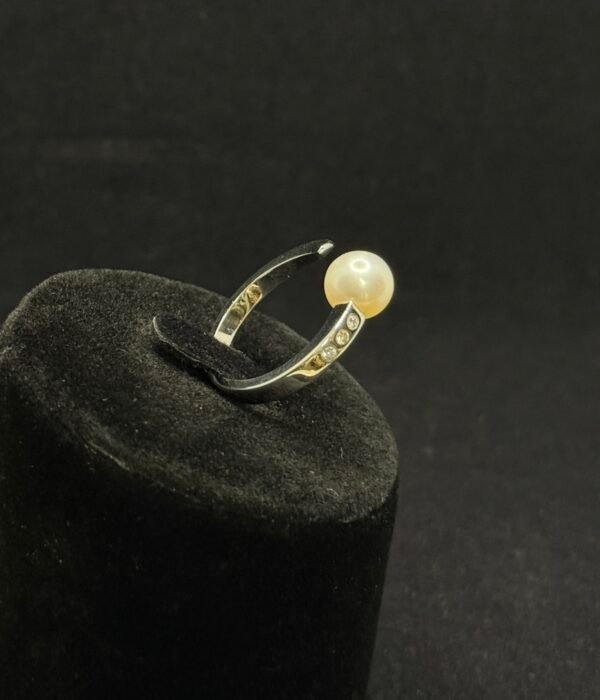 Exklusiver Ring aus 750er Weißgold (18 Karat) mit 8mm Naturperle & 3 Diamanten (TW VS2) Exklusiver Ring aus 750er Weißgold (18 Karat) mit 8mm Naturperle & 3 Diamanten (TW VS2)