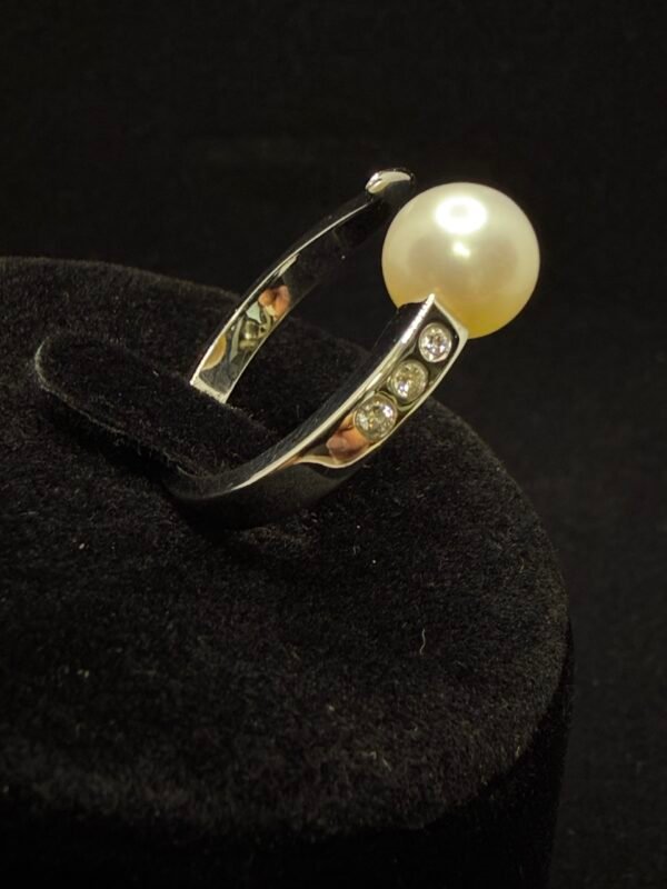 Exklusiver Ring aus 750er Weißgold (18 Karat) mit 8mm Naturperle & 3 Diamanten (TW VS2) Exklusiver Ring aus 750er Weißgold (18 Karat) mit 8mm Naturperle & 3 Diamanten (TW VS2)