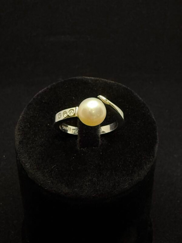 Exklusiver Ring aus 750er Weißgold (18 Karat) mit 8mm Naturperle & 3 Diamanten (TW VS2) Exklusiver Ring aus 750er Weißgold (18 Karat) mit 8mm Naturperle & 3 Diamanten (TW VS2)
