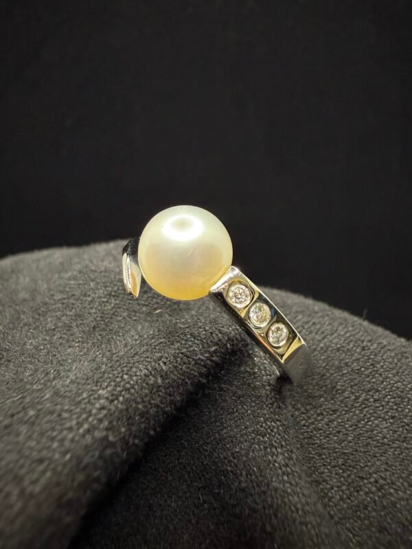 Exklusiver Ring aus 750er Weißgold (18 Karat) mit 8mm Naturperle & 3 Diamanten (TW VS2) Exklusiver Ring aus 750er Weißgold (18 Karat) mit 8mm Naturperle & 3 Diamanten (TW VS2)