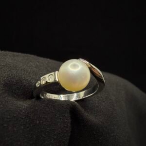 Exklusiver Ring aus 750er Wei&szlig;gold (18 Karat) mit 8mm Naturperle & 3 Diamanten (TW VS2)