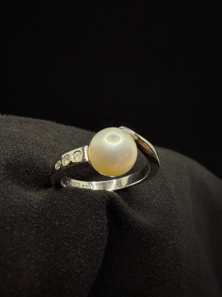 Exklusiver Ring aus 750er Weißgold mit 8mm Naturperle & 3 Diamanten (TW VS2) – Antikschmuck Frankfurt