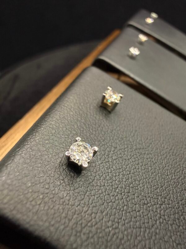 Exklusiver Solitär-Ohrstecker aus 750er Weißgold (18 Karat) mit 0,303 ct Diamant (TW VSi) Exklusiver Solitär-Ohrstecker aus 750er Weißgold (18 Karat) mit 0,303 ct Diamant (TW VSi)