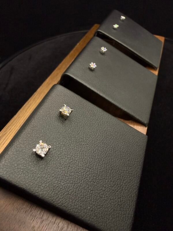 Exklusiver Solitär-Ohrstecker aus 750er Weißgold (18 Karat) mit 0,303 ct Diamant (TW VSi) Exklusiver Solitär-Ohrstecker aus 750er Weißgold (18 Karat) mit 0,303 ct Diamant (TW VSi)