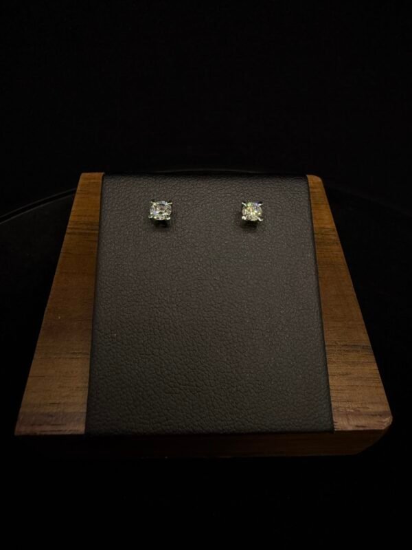 Exklusiver Solitär-Ohrstecker aus 750er Weißgold (18 Karat) mit 0,303 ct Diamant (TW VSi) Exklusiver Solitär-Ohrstecker aus 750er Weißgold (18 Karat) mit 0,303 ct Diamant (TW VSi)