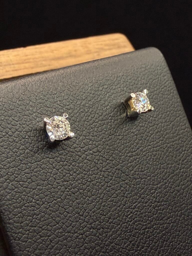 Filigraner Solitär-Ohrstecker aus 750er Weißgold mit Diamant 0,090 ct (H/Si) – Antikschmuck Frankfurt