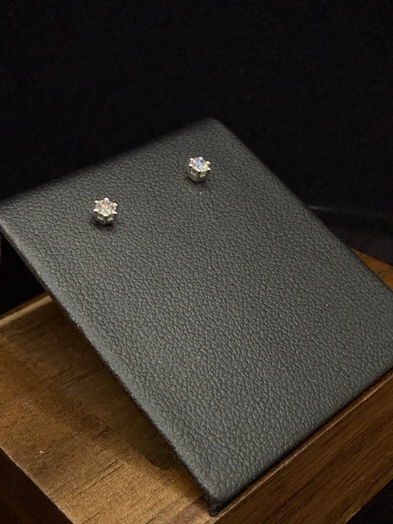 Klassische Diamant-Ohrstecker aus 585er Weißgold – 2 Diamanten gesamt 0,110 ct (H/Si) – Antikschmuck Frankfurt