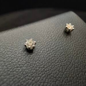 Klassische Diamant-Ohrstecker aus 585er Weißgold – 2 Diamanten gesamt 0,110 ct (H/Si)