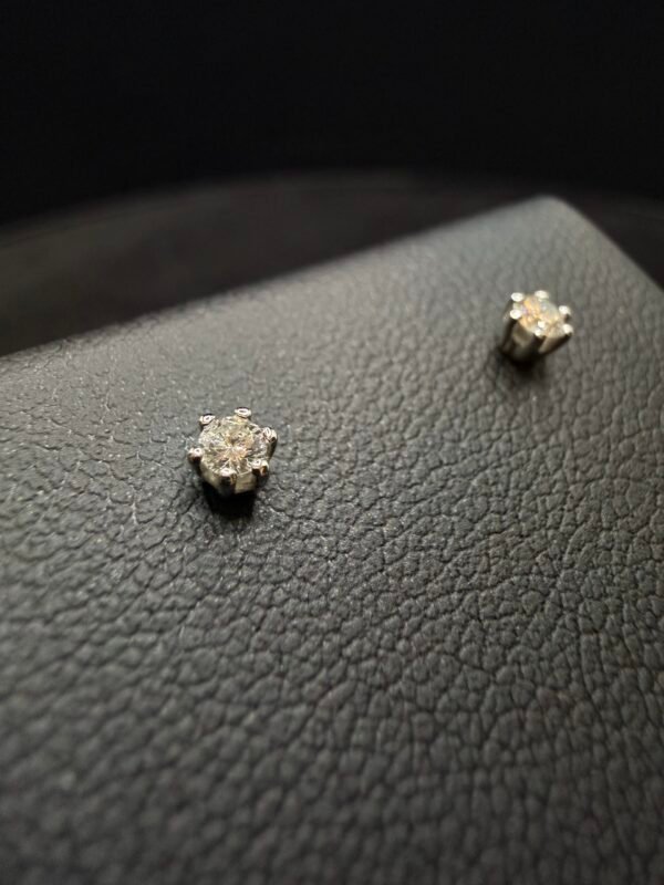 Klassische Diamant-Ohrstecker aus 585er Weißgold – 2 Diamanten gesamt 0,110 ct (H/Si) Klassische Diamant-Ohrstecker aus 585er Weißgold – 2 Diamanten gesamt 0,110 ct (H/Si)